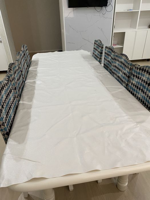 Стол, 8 адамдық стулясымен