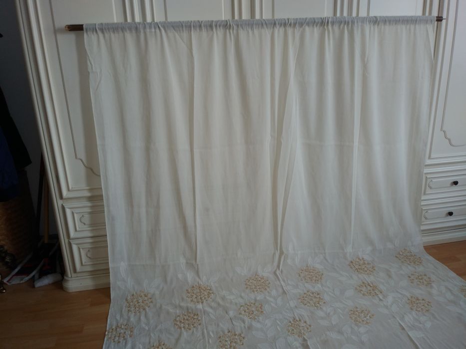 Perdea lunga brodata.