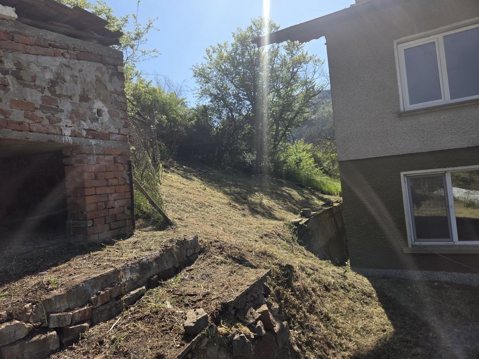 Почистване на парцели дворове и запустели имоти