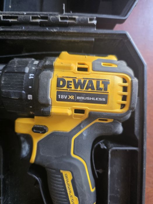 DEWALT DCD708D2T-QW Masina de gaurit si insurubat Li-Ion, 65Nm, brushless + Valiza DEFECTA