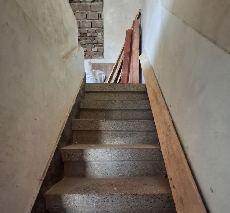 Двуетажна тухлена къща до Лидл