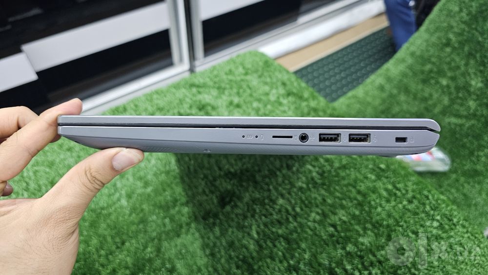 ASUS sonicmaster o'z IT soxasining ustalari ishlatadigan un laptop