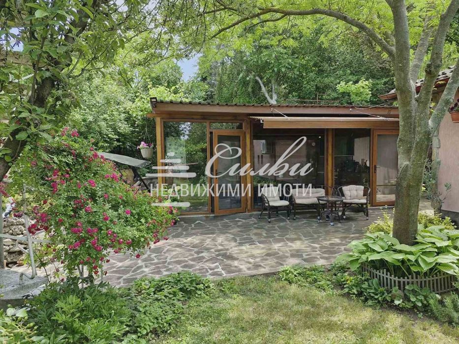 Двуетажна ТУХЛЕНА къща на ПЛОЧА с ДВОР И ГАРАЖ – кв. Пожарната.