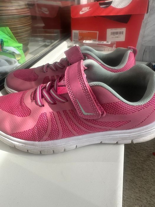 Продаю кроссовки девочковые синие и розовые