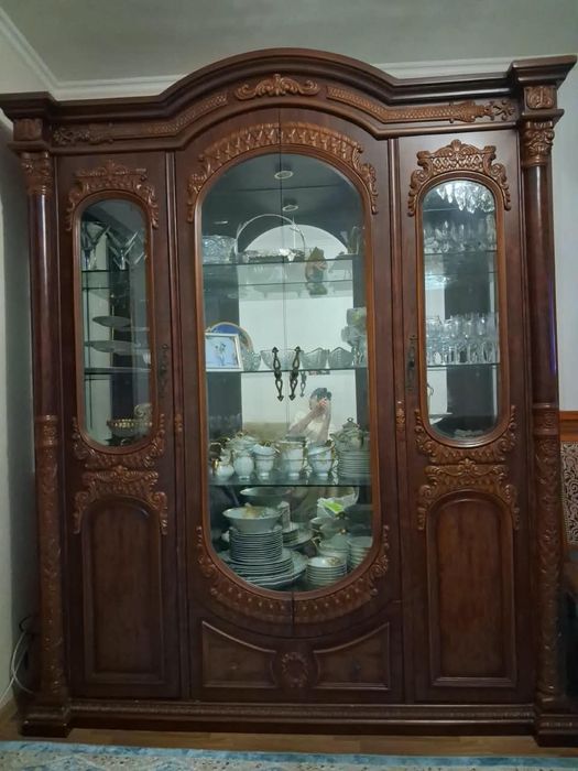 Продам шкаф сервант