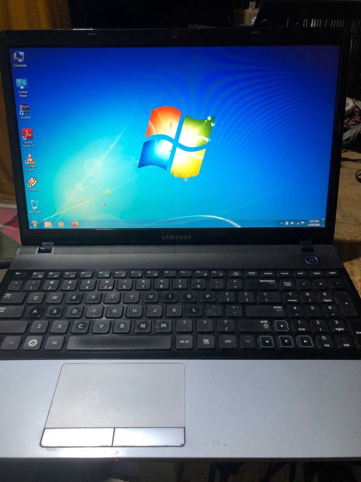 Samsung NP300E5C ( i3 )