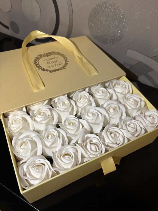 Cutie cu trandafiri din sapun