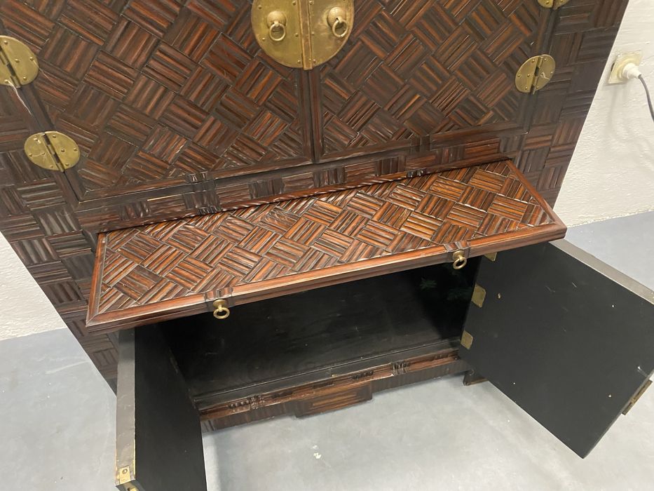 Стар китайски шкаф изработен ръчно с месингови панти