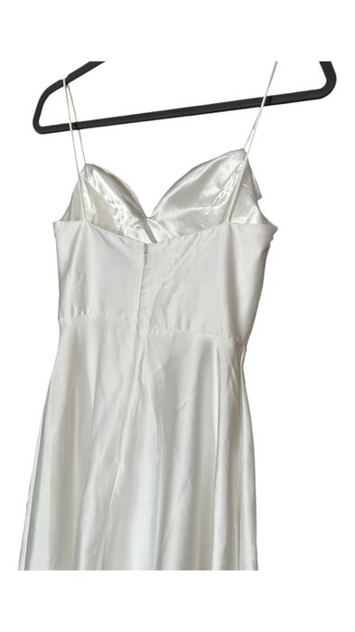 Сатенена бяла рокля