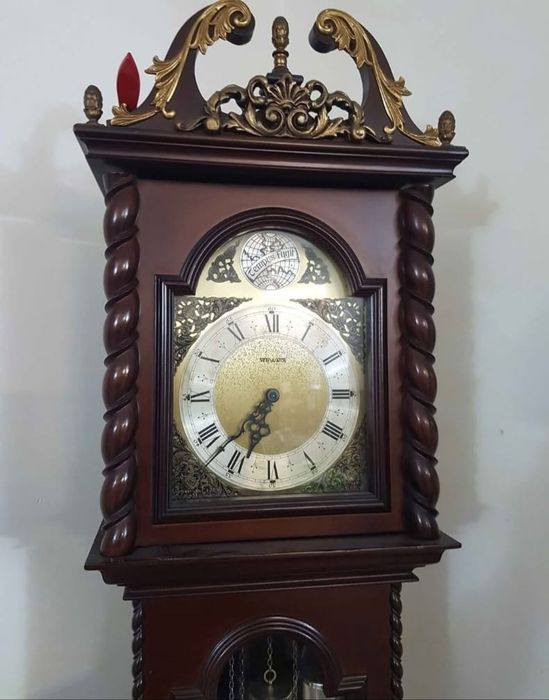 Красив паркетен часовник