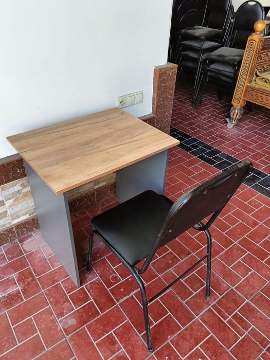 Офисные рабочие столы со стульями