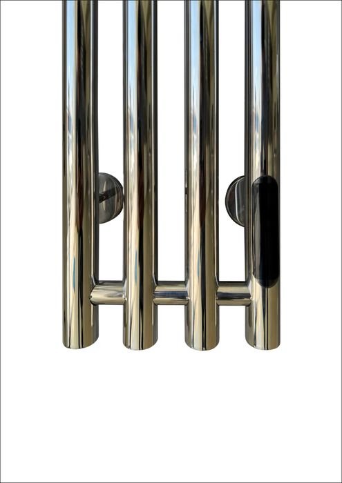 Вертикальный полотенцесушитель из круглой трубы от производителя.