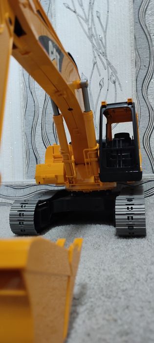 Игрушечный гусеничный экскаватор