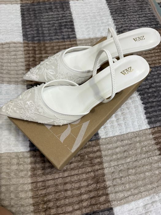 Белые невысокие каблуки Zara