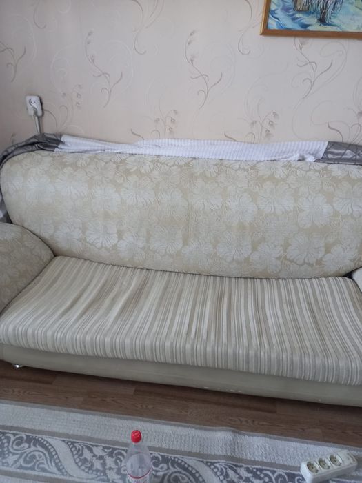 Диван бежевый б/у