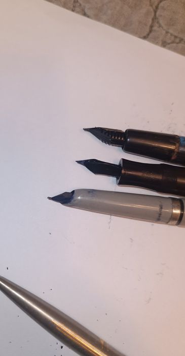 Монети, писалки и часовник.  Всичко общо  - 749 лв.