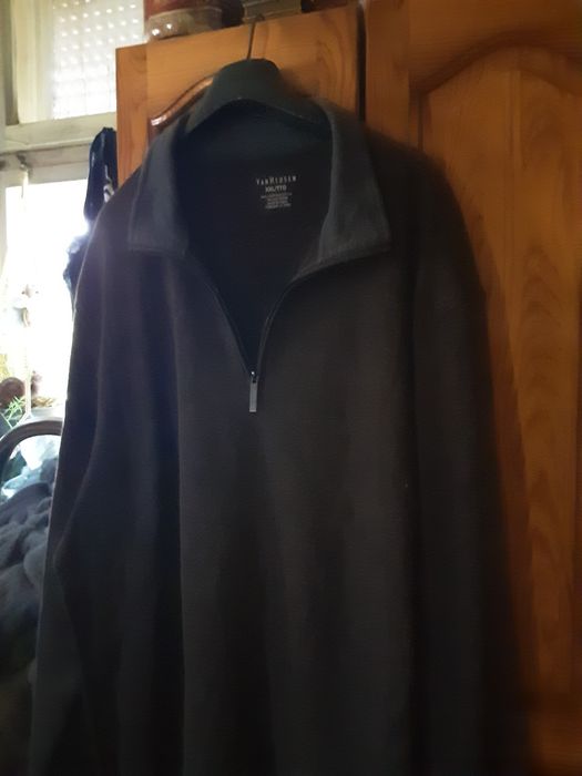 Голям мъжки пуловер.