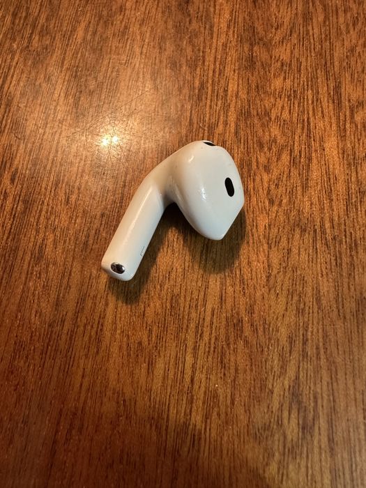 Продам Левый наушник  AirPods 4 оригинал без ANC