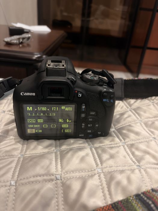 Продам фотоаппарат Canon eos 2000d