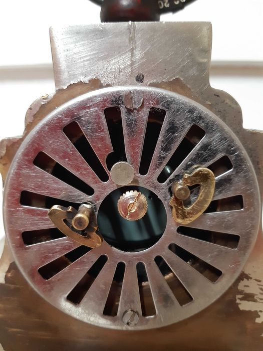 Ceasuri , glob mat nefer. si vapor din compozit, pe suporturi lemn