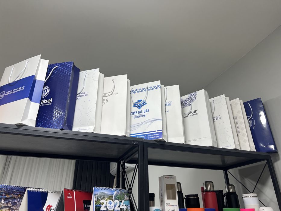 Блокнот, пакет, ручка, календар, бакал, кубарик.