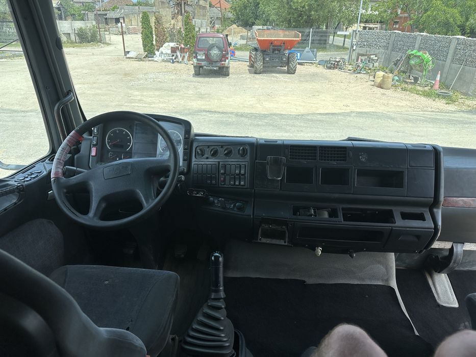 Man platforma trailer cu macara/hiab