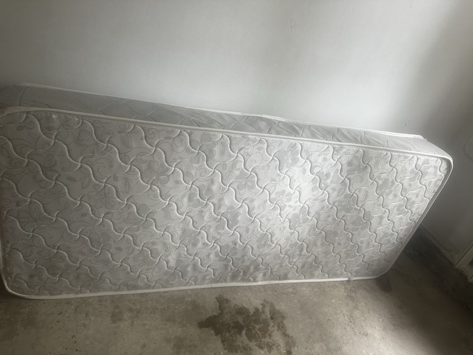 Продам матрас в хорошем состояние.