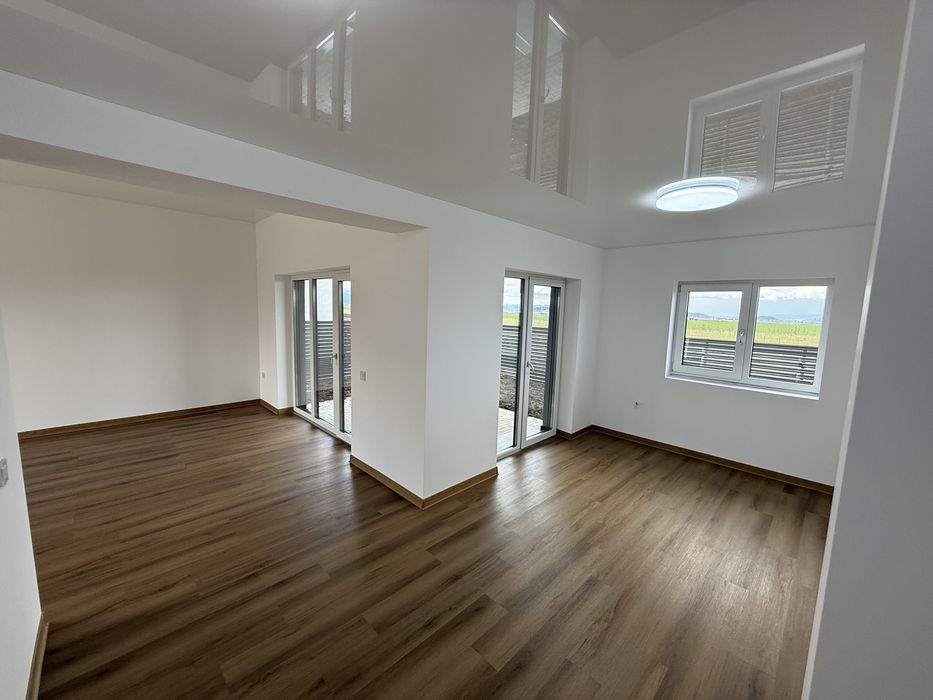 Vand casă individuală , din cărămidă,4 camere, 2 băi, cartier Izvor