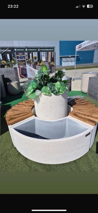 Cos gunoi și ghivece din beton