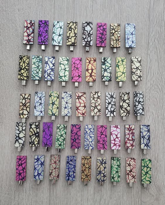 Agrafe (Mărțișoare): pisici, neuroni, cromozomi X, ADN, astrologie