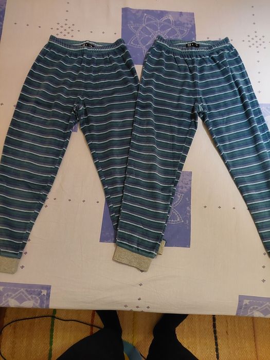 De vânzare lot 2 pijamale, 7-8 ani