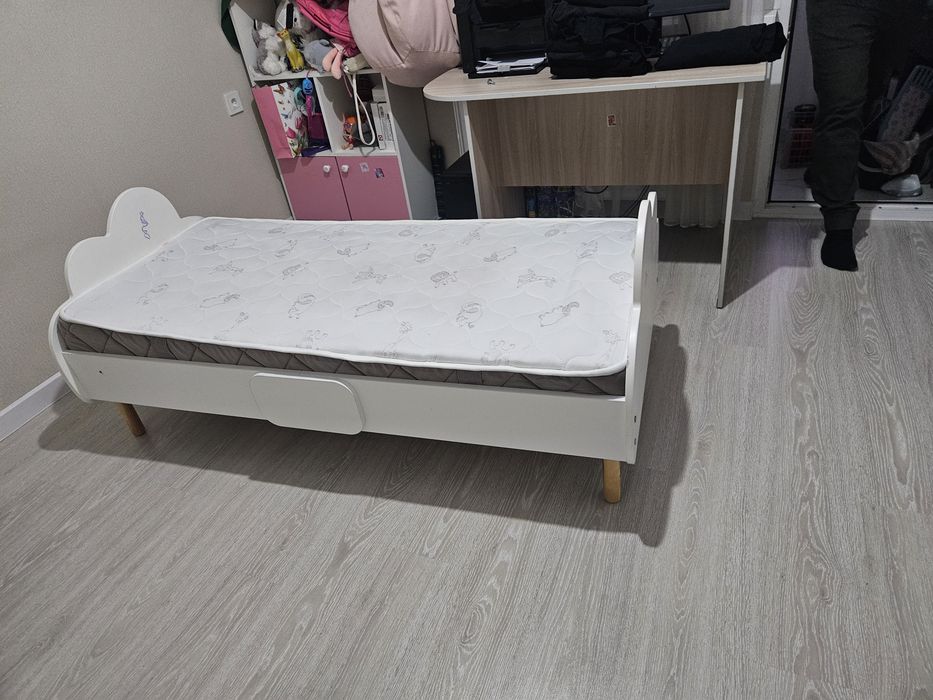 Детскую кровать с хорошим матрасом