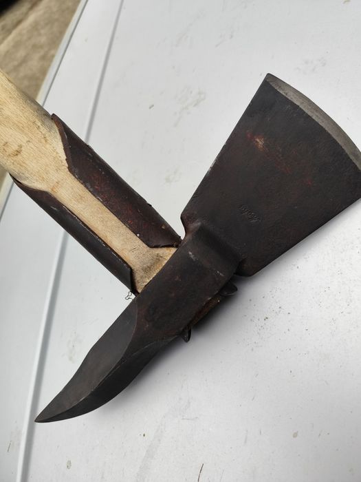 Голяма Киркобрадва
Тегло с дръжката 3,160кг
Дължина остриетата 35см
Ос