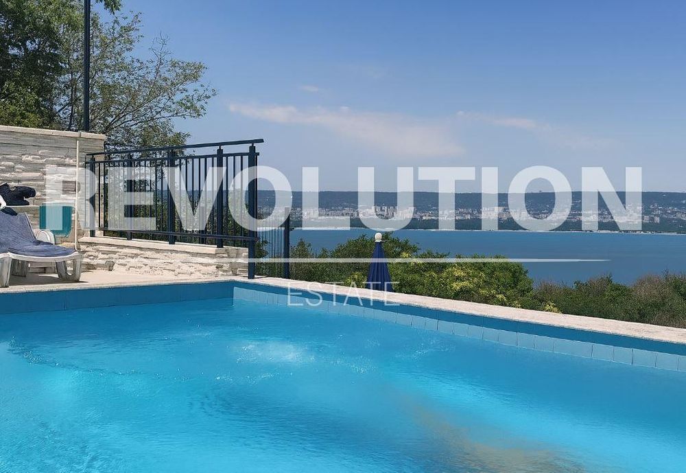 Тристаен апартамент в района на Галата!