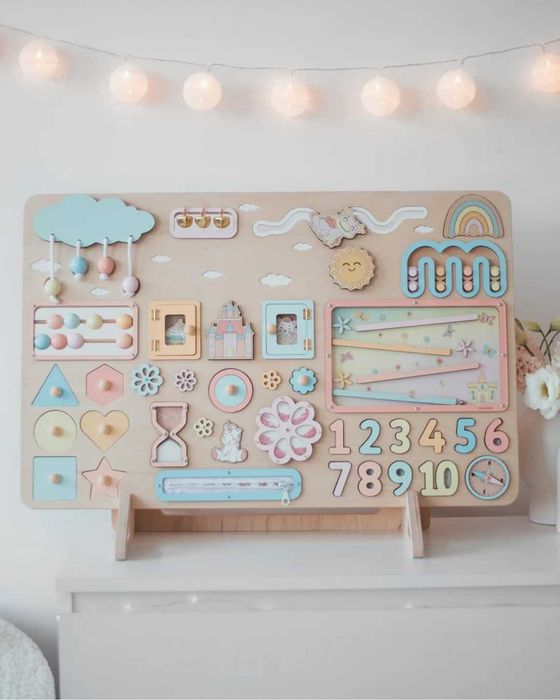 Монтесори дъска с активности и име на детето