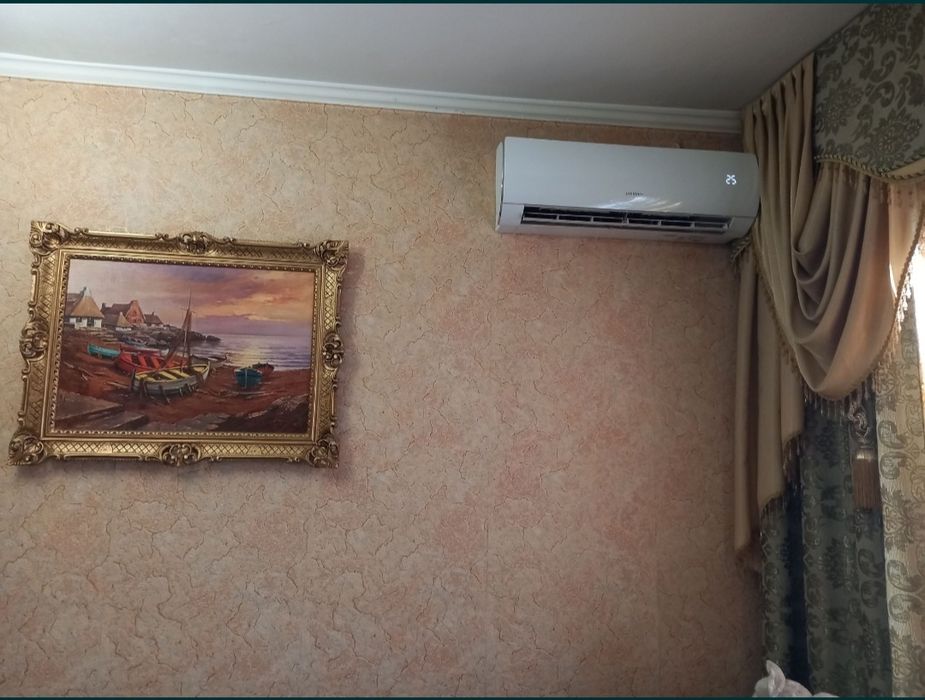 Сдаётся одна комната в трех комнатной квартире с хозяйкой,на один меся