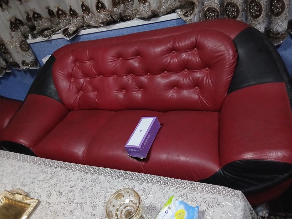 Divan 4 ta katta srochna sotiladi