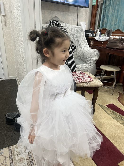 Продам платья белая