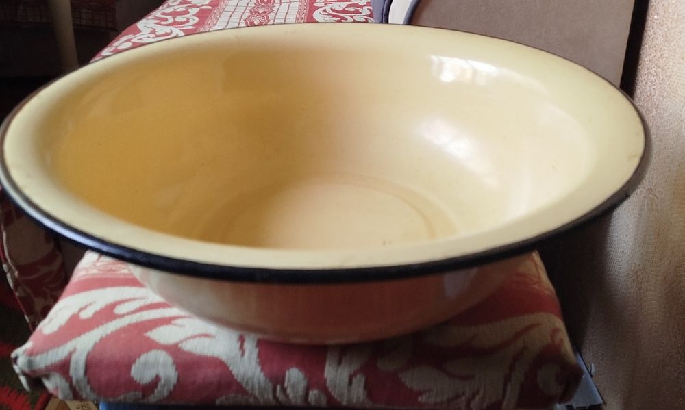 Эмалированная союзная кастрюля и тазы в хорошем состоянии