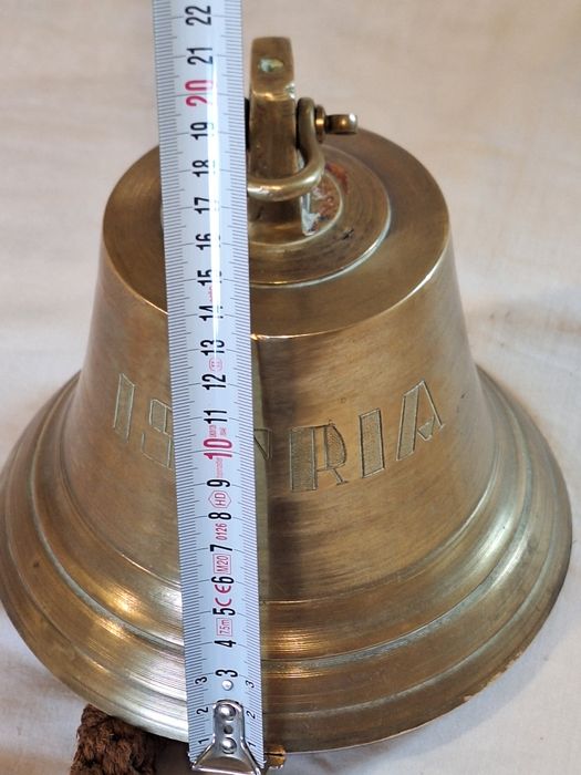 Огромни корабни камбани