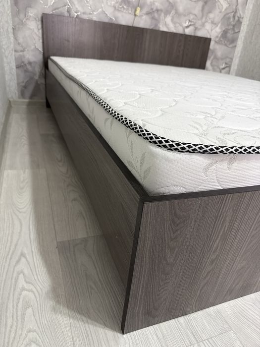 Кровать двуспальная с матрасом