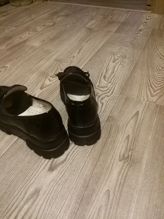 Продам лоферы лаковые