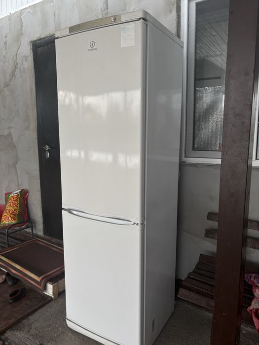 Продам холодильник Indesit