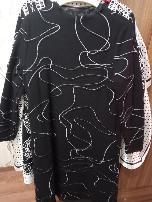 Продаются платья.