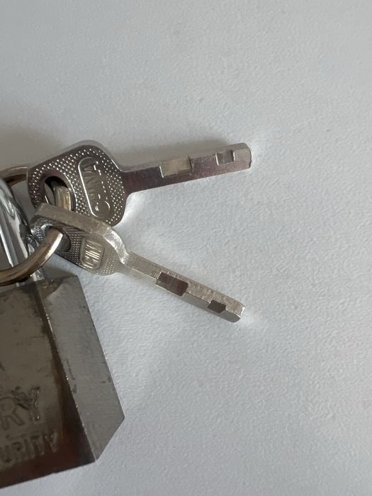 Замочек с ключами продам