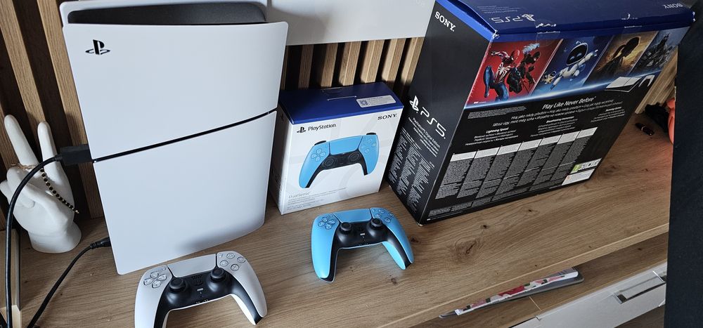 PlayStation 5 Digital Edition 825GB + 2 manete + jocuri