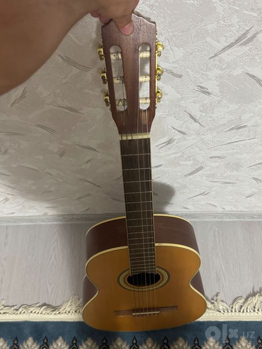 Akustik gitara sotiladi