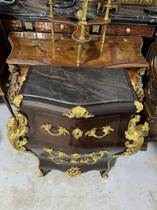 Comodă stil Ludovic XV, cu intarsii și aplicații din bronz