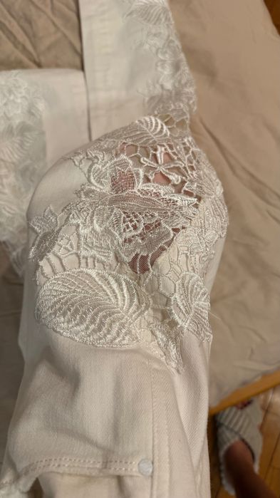 Бели дънки с бродерия Guess