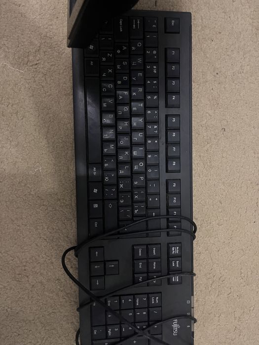 Монитор и клавиатура